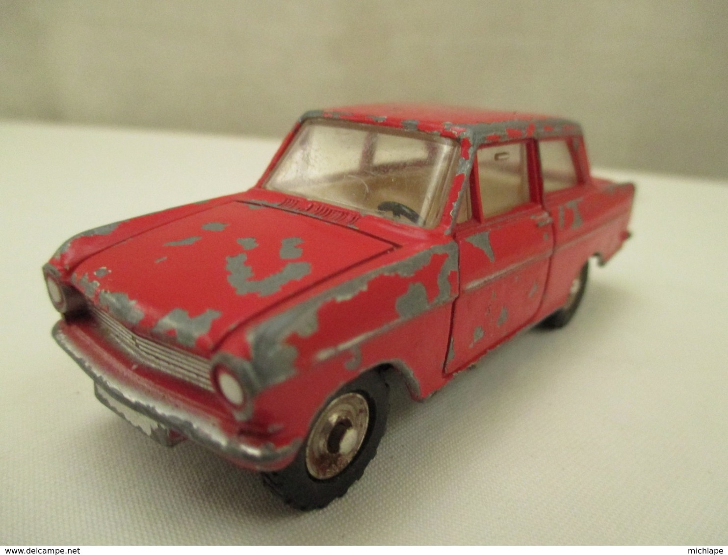 VOITURE - MINIATURE - 1/43 Em -  OPEL KADETT - DINKY TOYS - Peinture    Rouge - Jouets Anciens