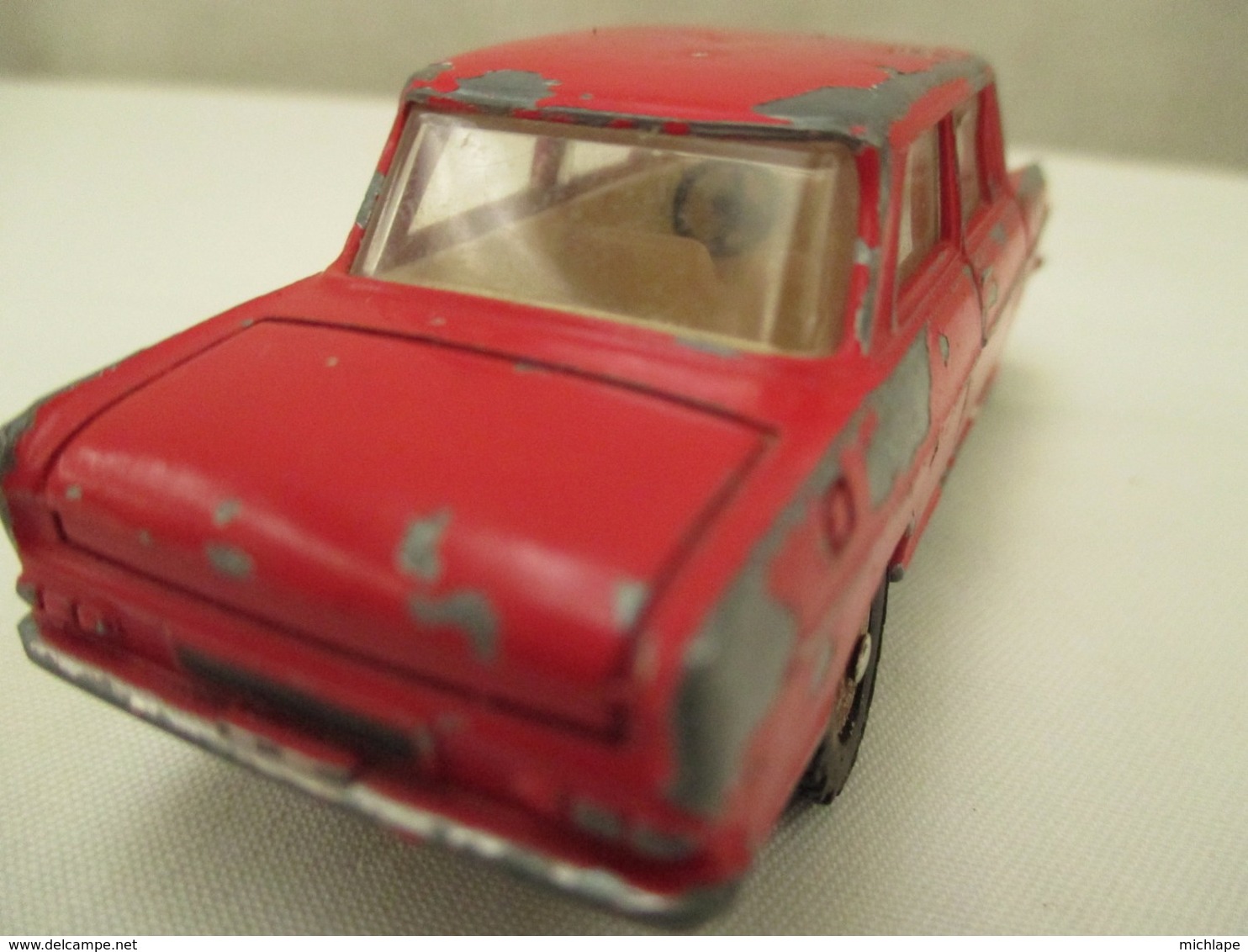 VOITURE - MINIATURE - 1/43 Em -  OPEL KADETT - DINKY TOYS - Peinture    Rouge - Jouets Anciens