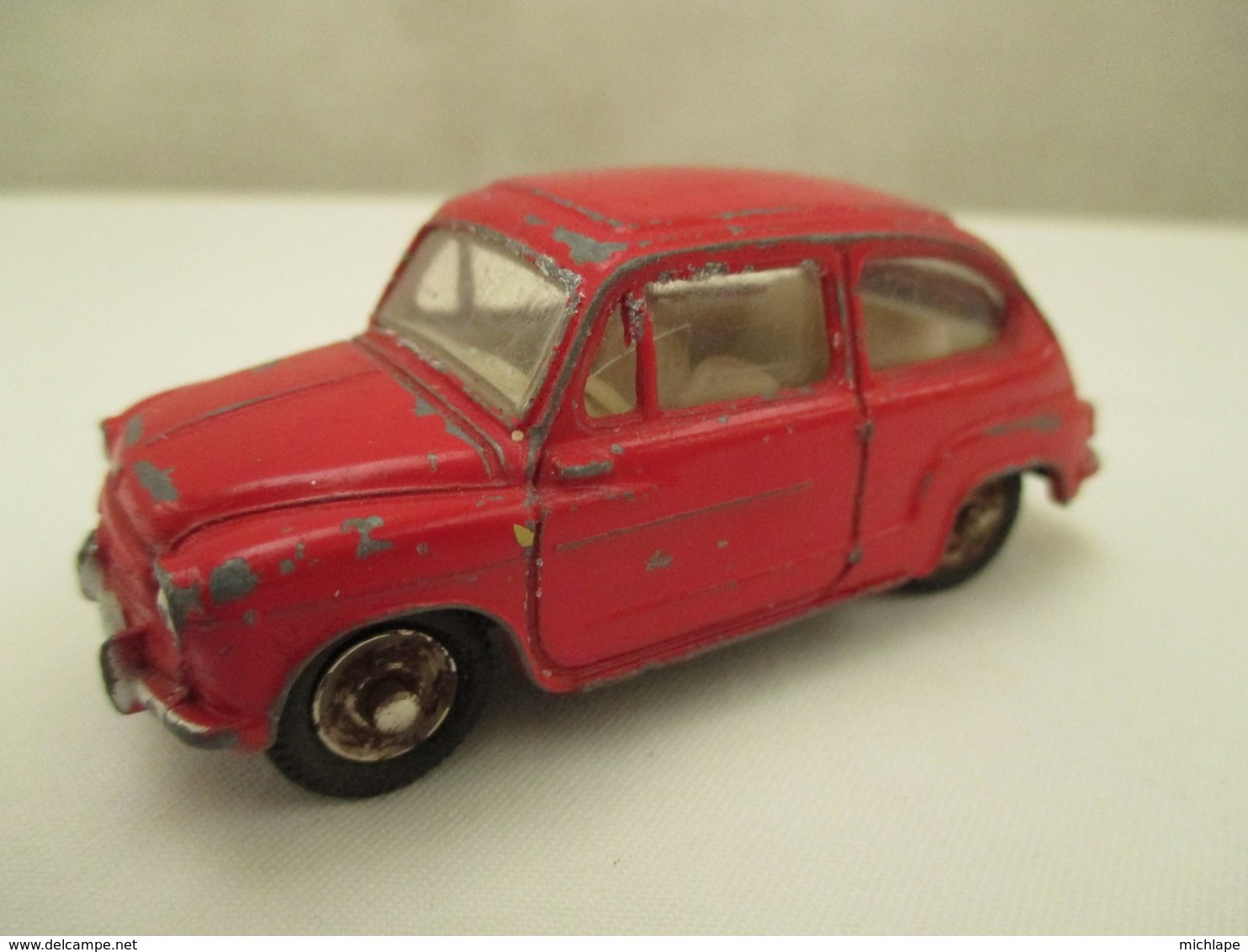 VOITURE - MINIATURE - 1/43 Em - DINKY TOYS - FIAT 500  - Peinture  Rouge - Jouets Anciens