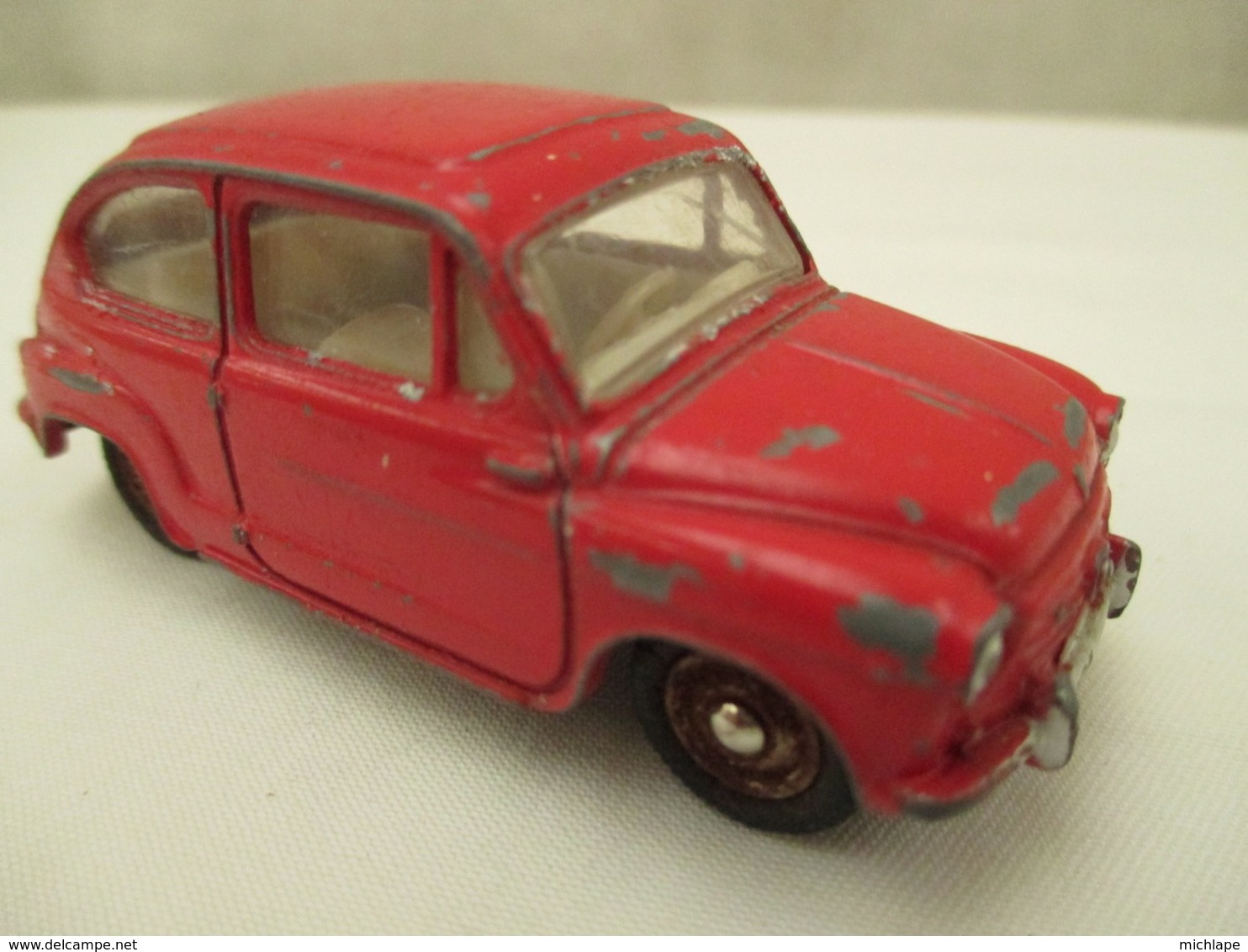 VOITURE - MINIATURE - 1/43 Em - DINKY TOYS - FIAT 500  - Peinture  Rouge - Jouets Anciens