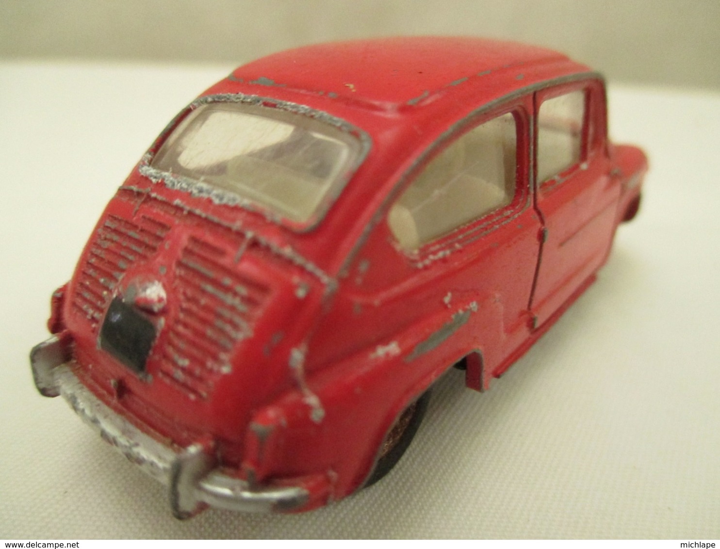 VOITURE - MINIATURE - 1/43 Em - DINKY TOYS - FIAT 500  - Peinture  Rouge - Jouets Anciens