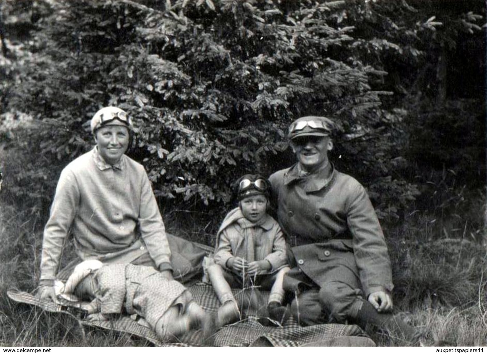 Amusante Photo Originale Pause Pour Parents Pilotes De Moto Ou Torpédo Sur Gazon Vers 1930 - Casque & Casquette - Personnes Anonymes