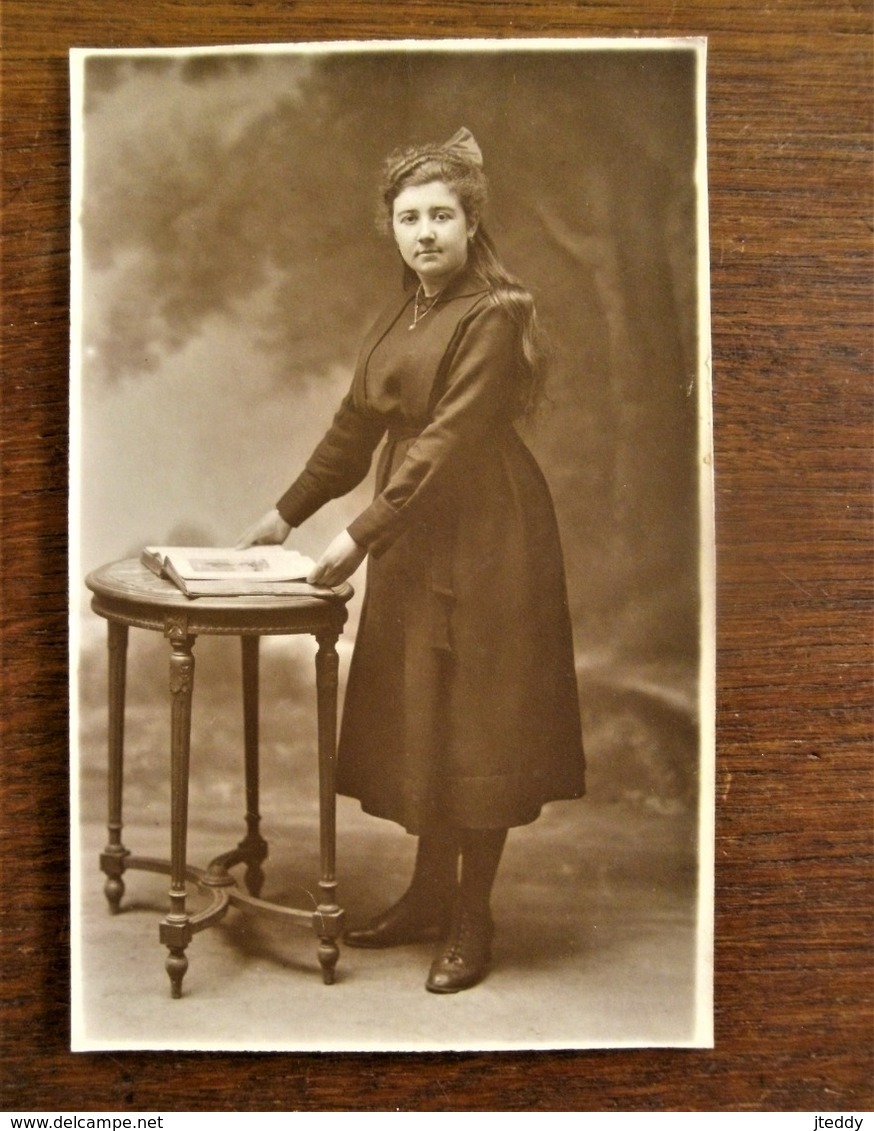 Oude Foto Van Dame Met Boek  Door Fotograaf  P . SCHELCK  Geeraardbergschestraat AALST - Personnes Identifiées