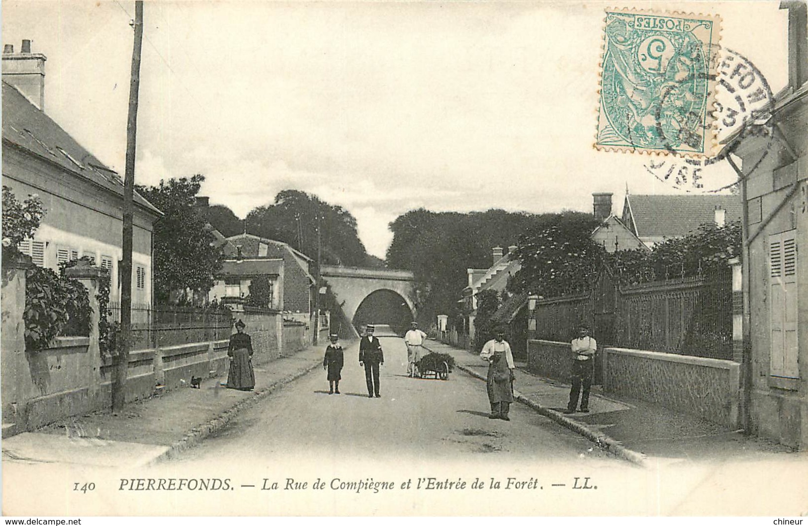 PIERREFONDS LA RUE DE COMPIEGNE ET L'ENTREE DE LA FORET - Pierrefonds