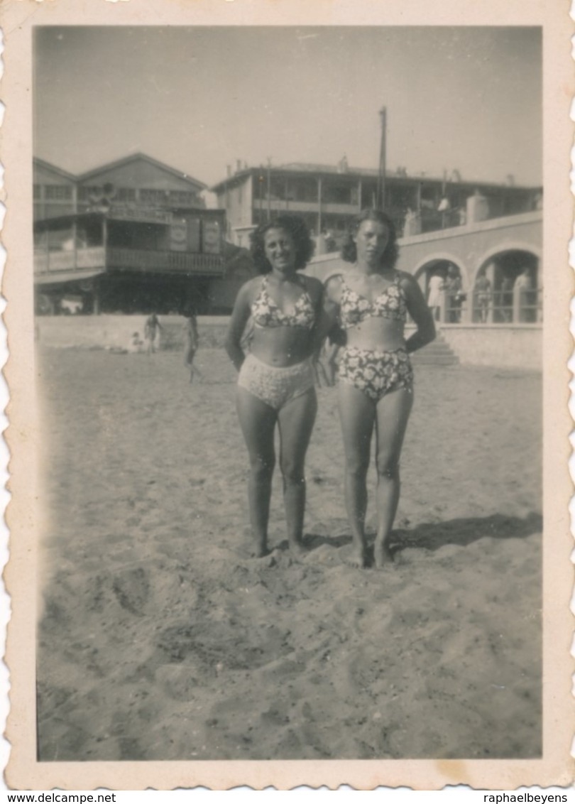 Snapshot Portrait Deux Femmes En Maillot De Bain Swimsuit Young Girls Sable - Anonieme Personen