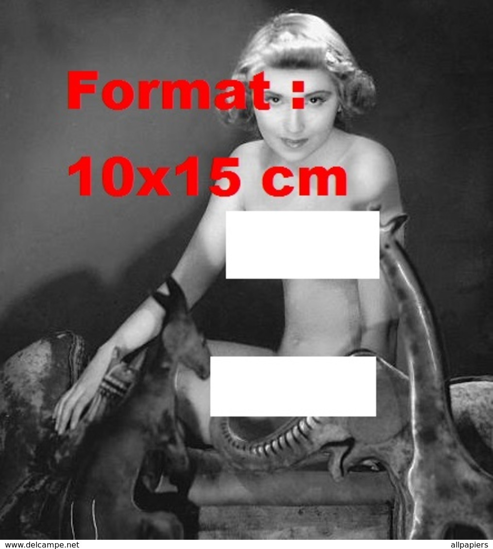 Reproduction D'une Photographie Ancienne D'une Jeune Femme Nue Avec Près D'elle Des Animaux En Bois En 1935 - Autres & Non Classés