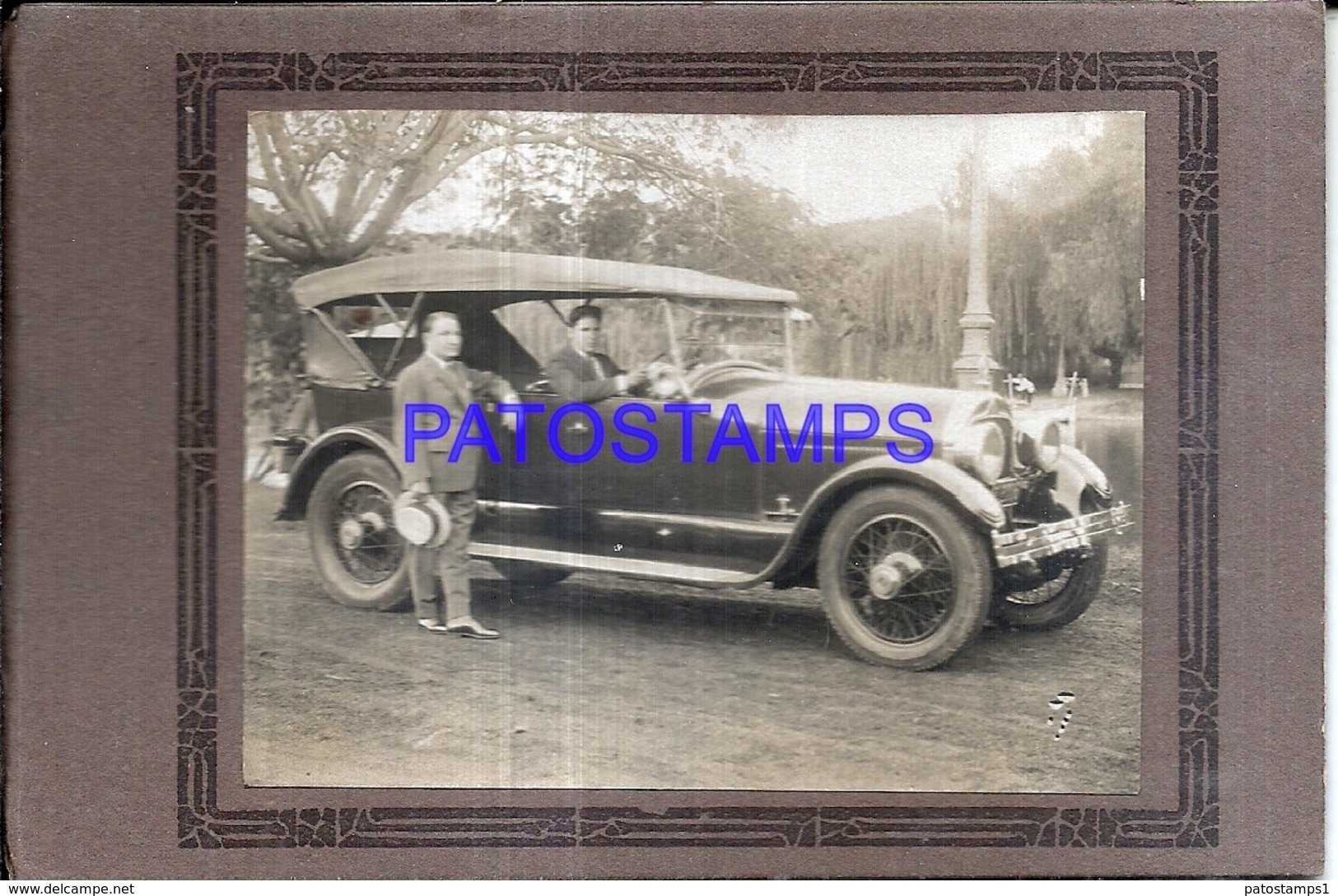 119151 AUTOMOBILE OLD CAR AUTO SEDAN & TWO MAN PHOTO NO POSTAL POSTCARD - Other & Unclassified