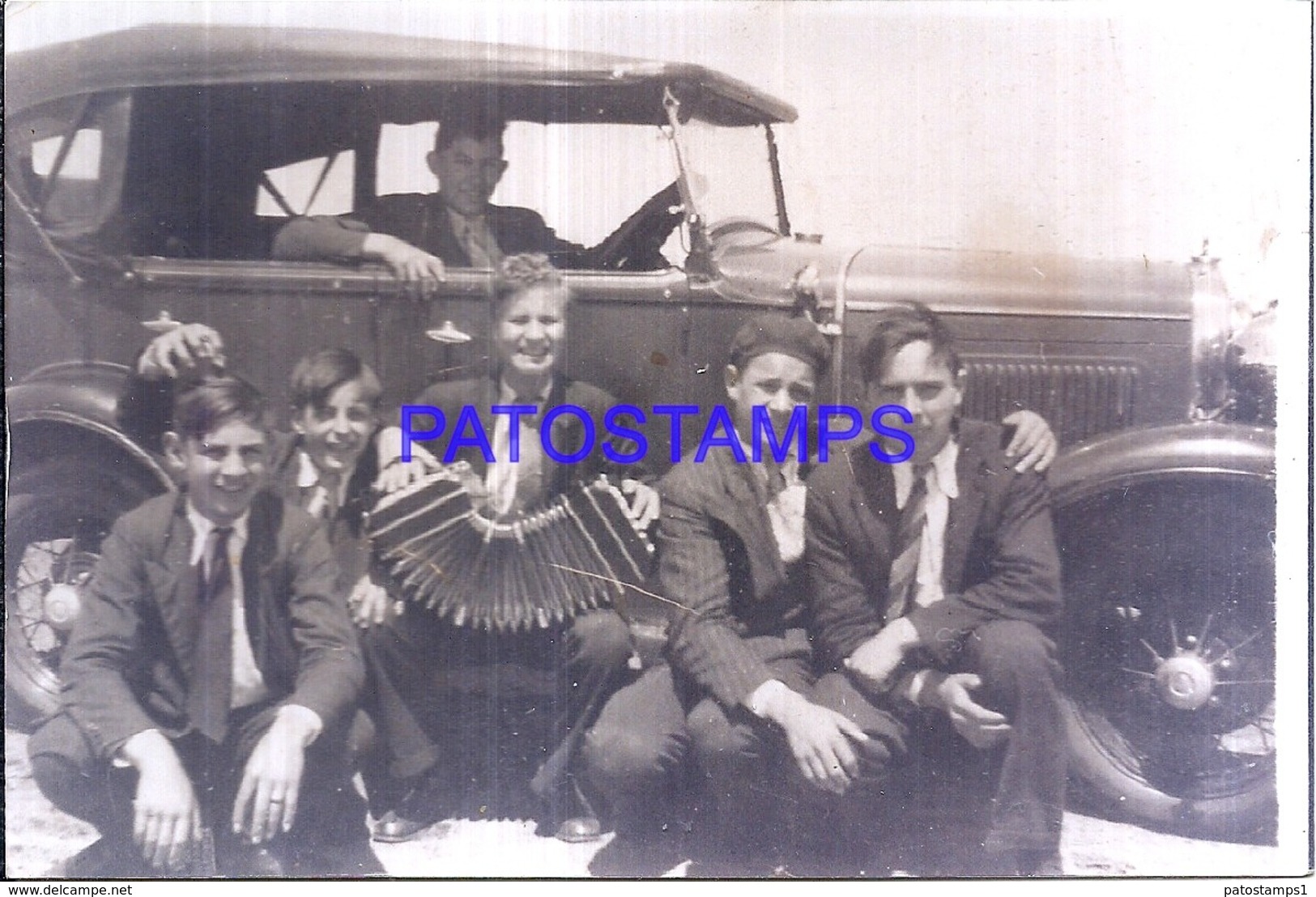 119152 AUTOMOBILE OLD CAR AUTO SEDAN AND MAN'S WITH BANDONEON TANGO PHOTO NO POSTAL POSTCARD - Other & Unclassified