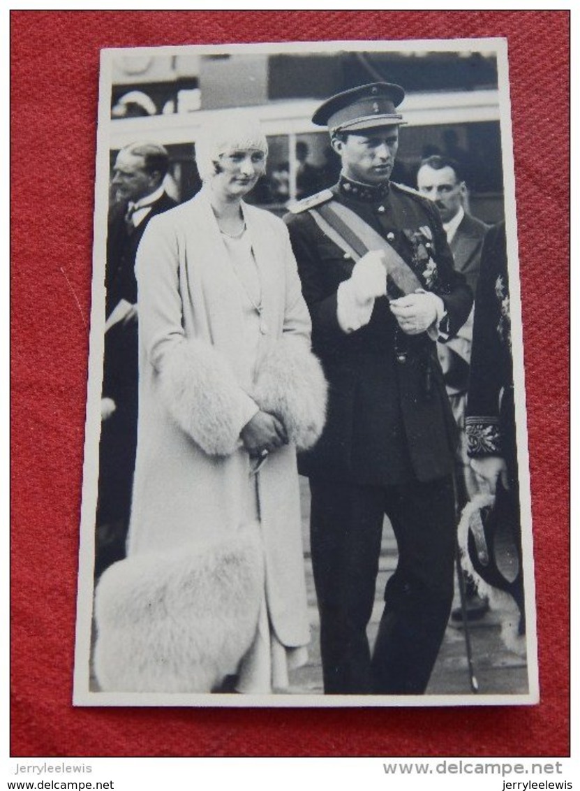 La Reine Astrid Et Le Roi Léopold III Au Départ à Anvers Pour Le Congo Belge (Photo Rensing - Anvers) - Familles Royales