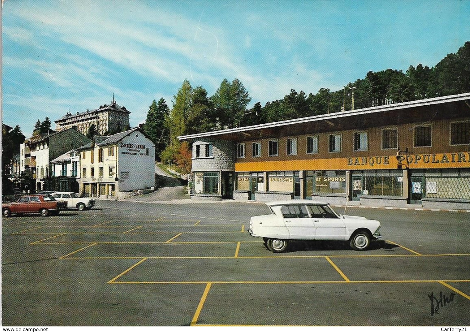 CPSM. FONT ROMEU. PLACE DE L'OFFICE DU TOURISME. VOITURES ANCIENNES (AMI 6).1976 - Turismo