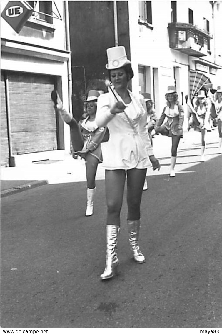 PIN UP MAJORETTES A FORBACH EN 1975 - Pin-up