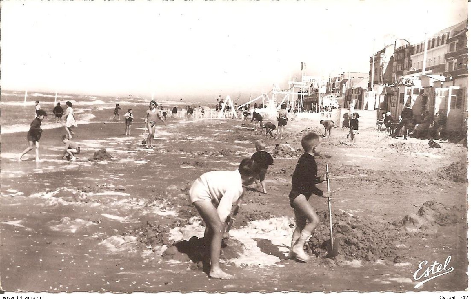 BRAY-DUNES (59) Jeux D'enfants Sur La Plage En 1966 CPSM  PF - Bray-Dunes
