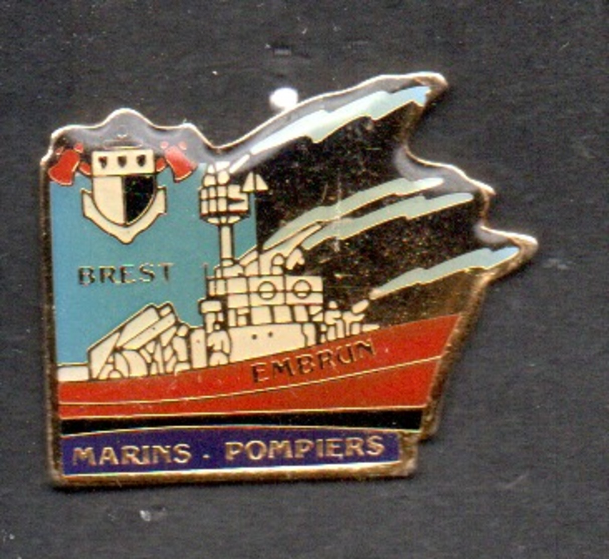 PIN'S Marine Nationale BATIMENT POMPE EMBRUN (Marins Pompiers De Brest) RRR - Schiffahrt