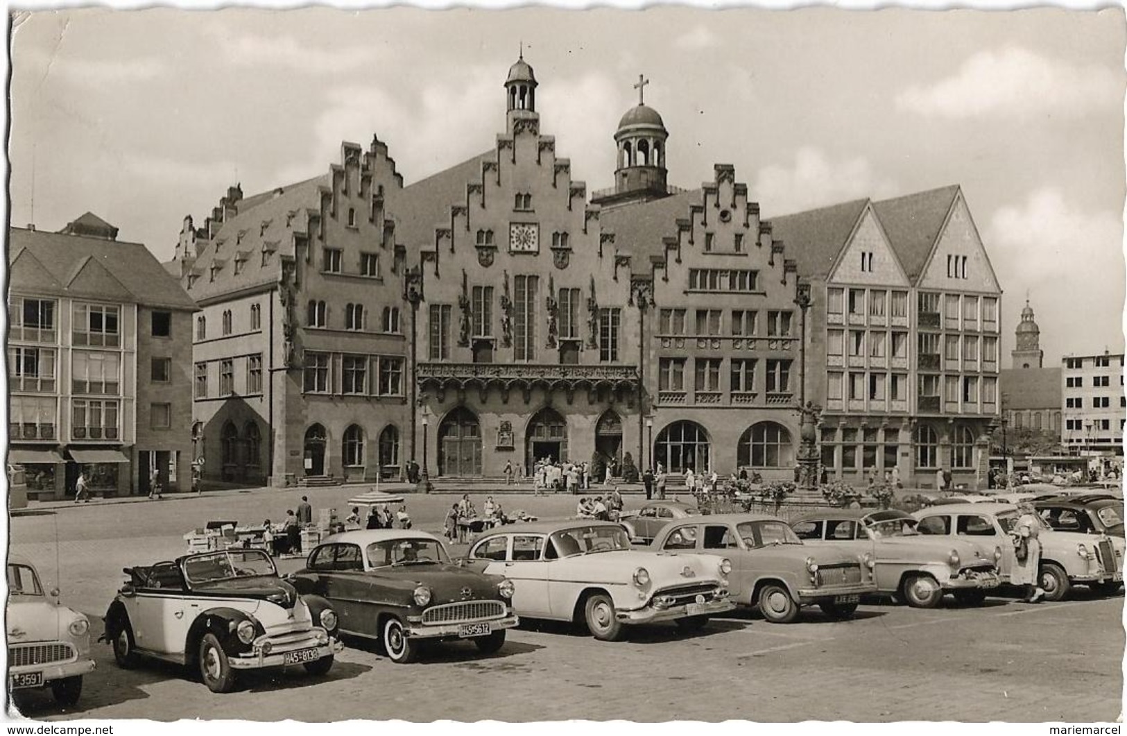 ALLEMAGNE - FRANKFURT AM MAIN-DER RÖMER -Nombreuses Voitures En Premier Plan-CPSM Dentelée Petit Format En Noir Et Blanc - Frankfurt A. Main