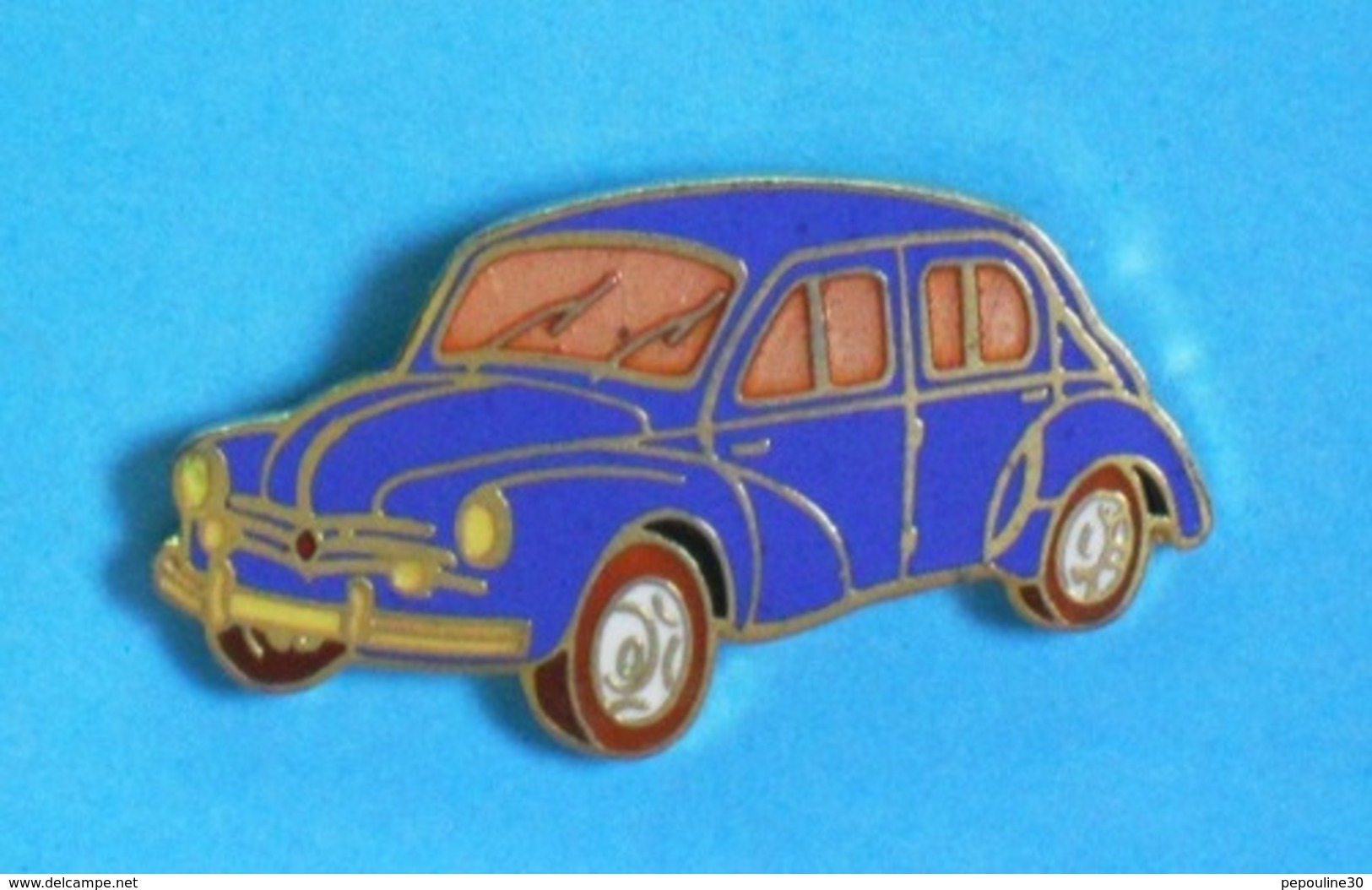 1 PIN'S //  ** RENAULT  4 CV / 4 CYLINDRES EN LIGNE / 8 SOUPAPES / SURNOMMÈE LA 4 PATTES ** . (© TABLO) - Renault