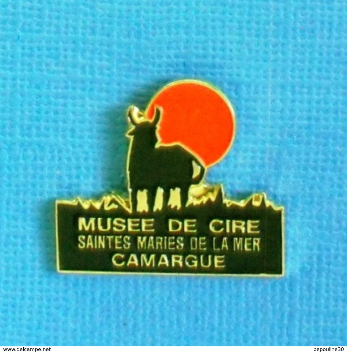 PIN'S //  ** MUSÉE DE CIRE / SAINTES MARIES DE LA MER / CAMARGUE ** - Tauromachie - Corrida