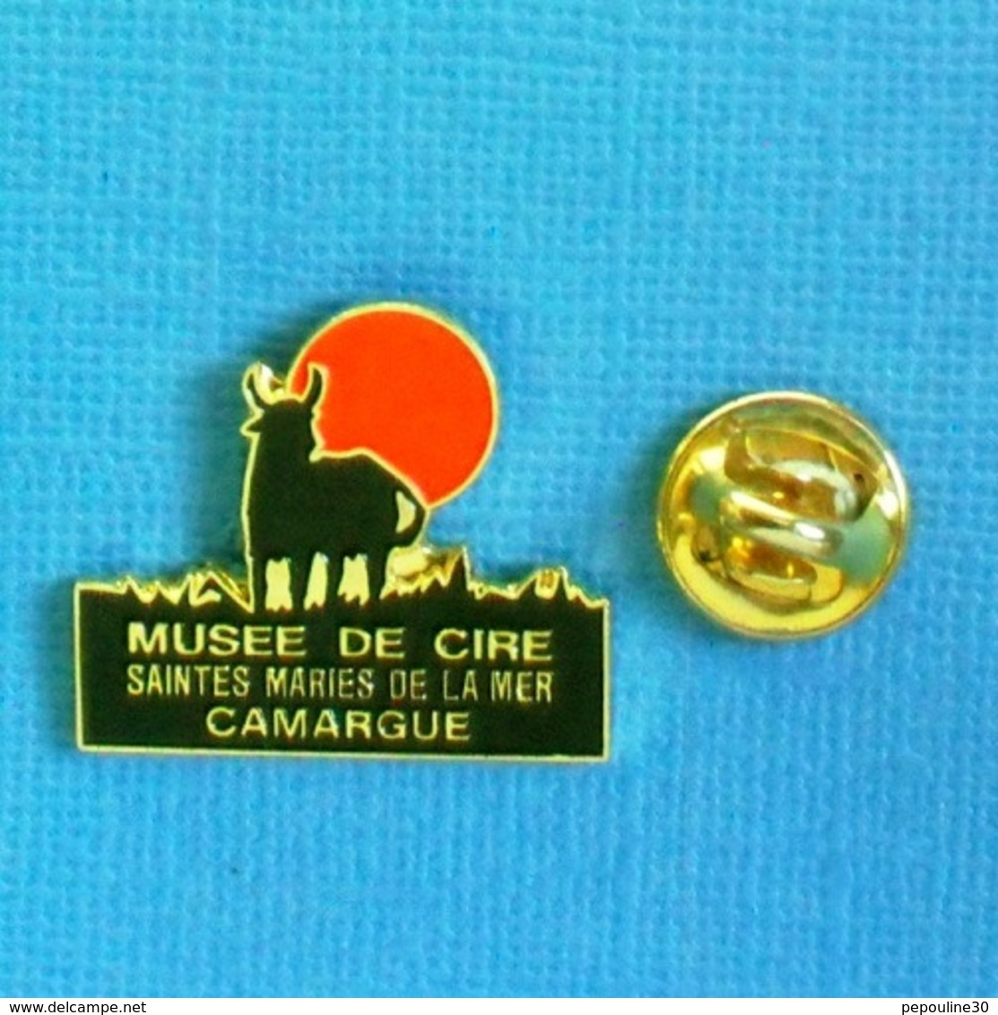 PIN'S //  ** MUSÉE DE CIRE / SAINTES MARIES DE LA MER / CAMARGUE ** - Stierkampf