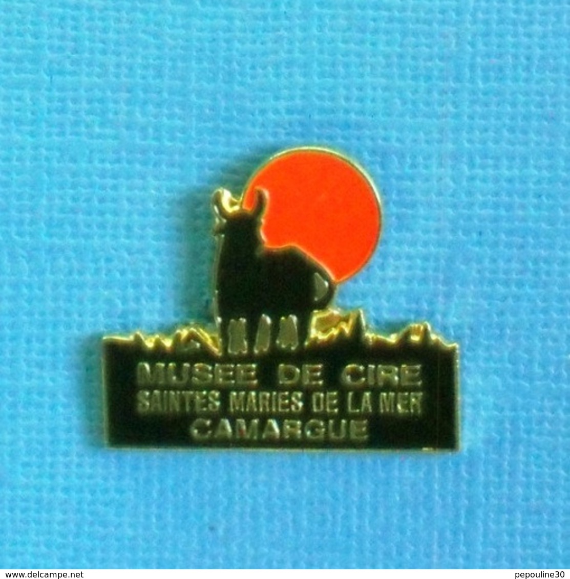 PIN'S //  ** MUSÉE DE CIRE / SAINTES MARIES DE LA MER / CAMARGUE ** - Tauromachie - Corrida