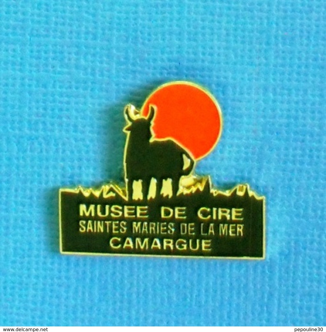 PIN'S //  ** MUSÉE DE CIRE / SAINTES MARIES DE LA MER / CAMARGUE ** - Stierkampf