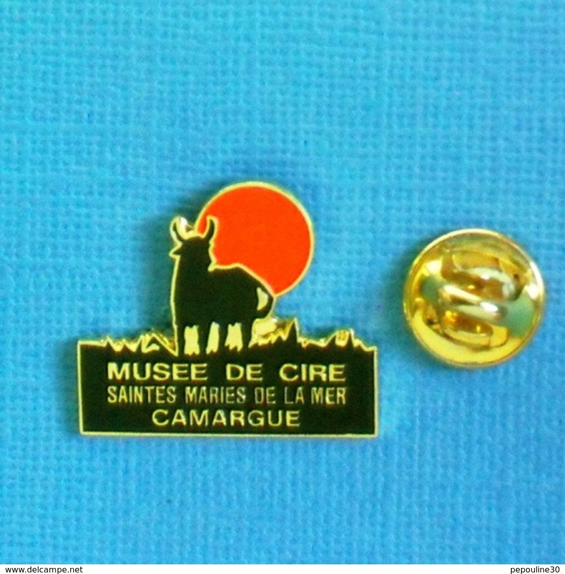 PIN'S //  ** MUSÉE DE CIRE / SAINTES MARIES DE LA MER / CAMARGUE ** - Stierkampf