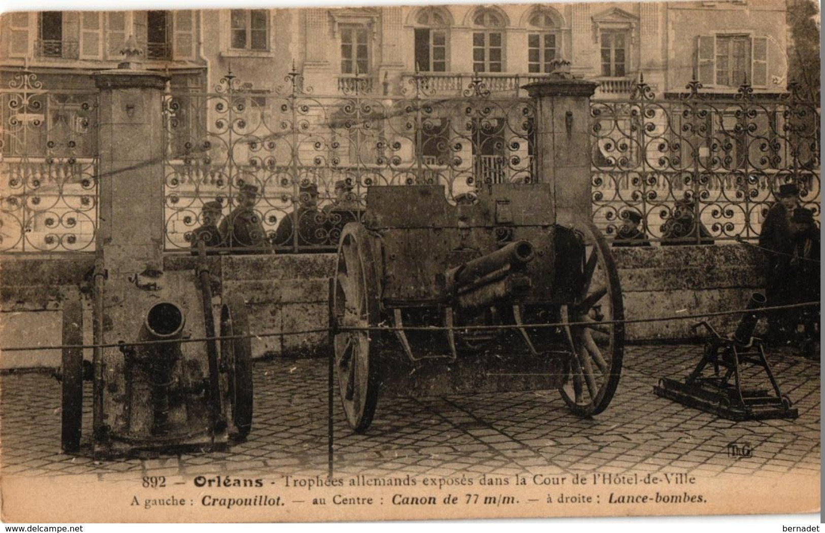 45 . ORLEANS . TROPHEES ALLEMANDS EXPOSES DANS LA COUR DE L'HOTEL DE VILLE .. CRAPOUILLOT . CANON DE 77mm ; LANCE BOMBES - Orleans