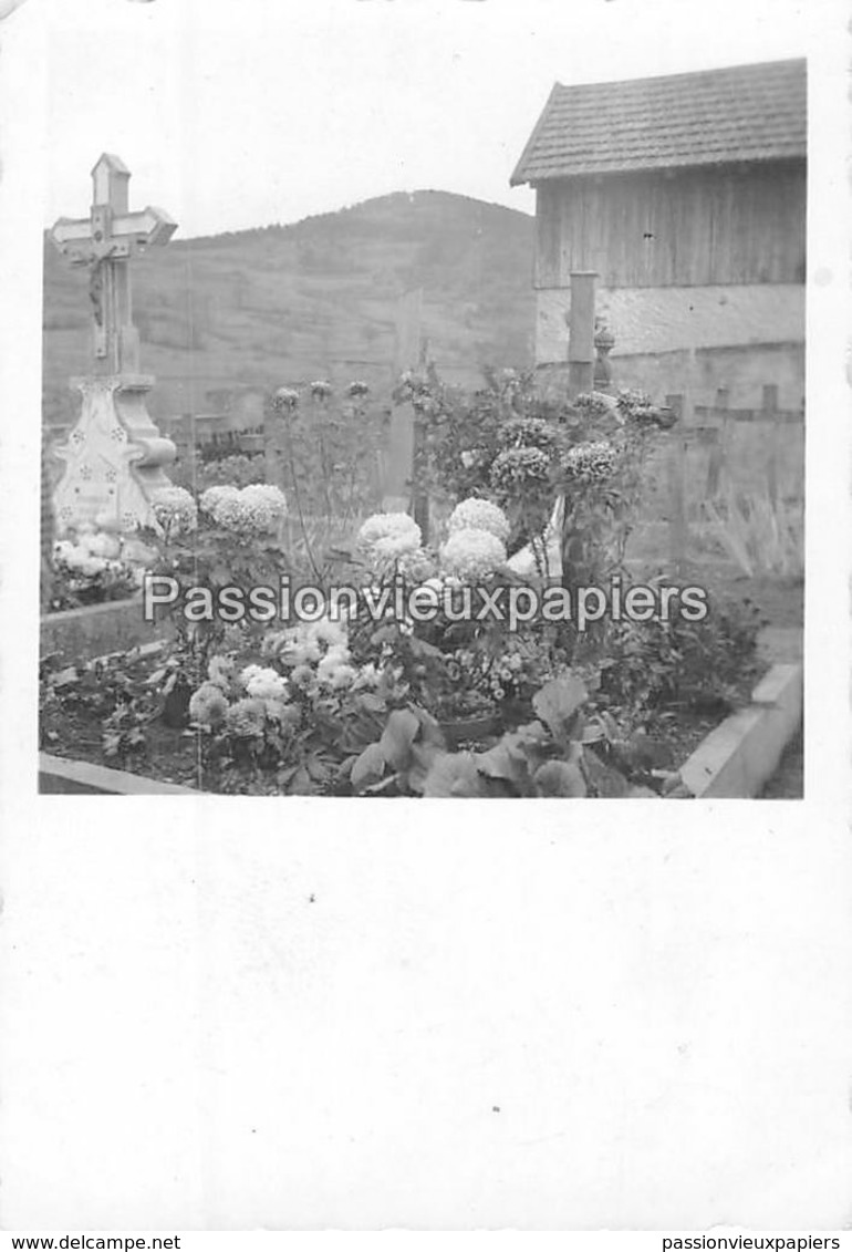 Petite PHOTO  LA CROIX Aux MINES 1953 CIMETIERE TOMBES - Autres & Non Classés