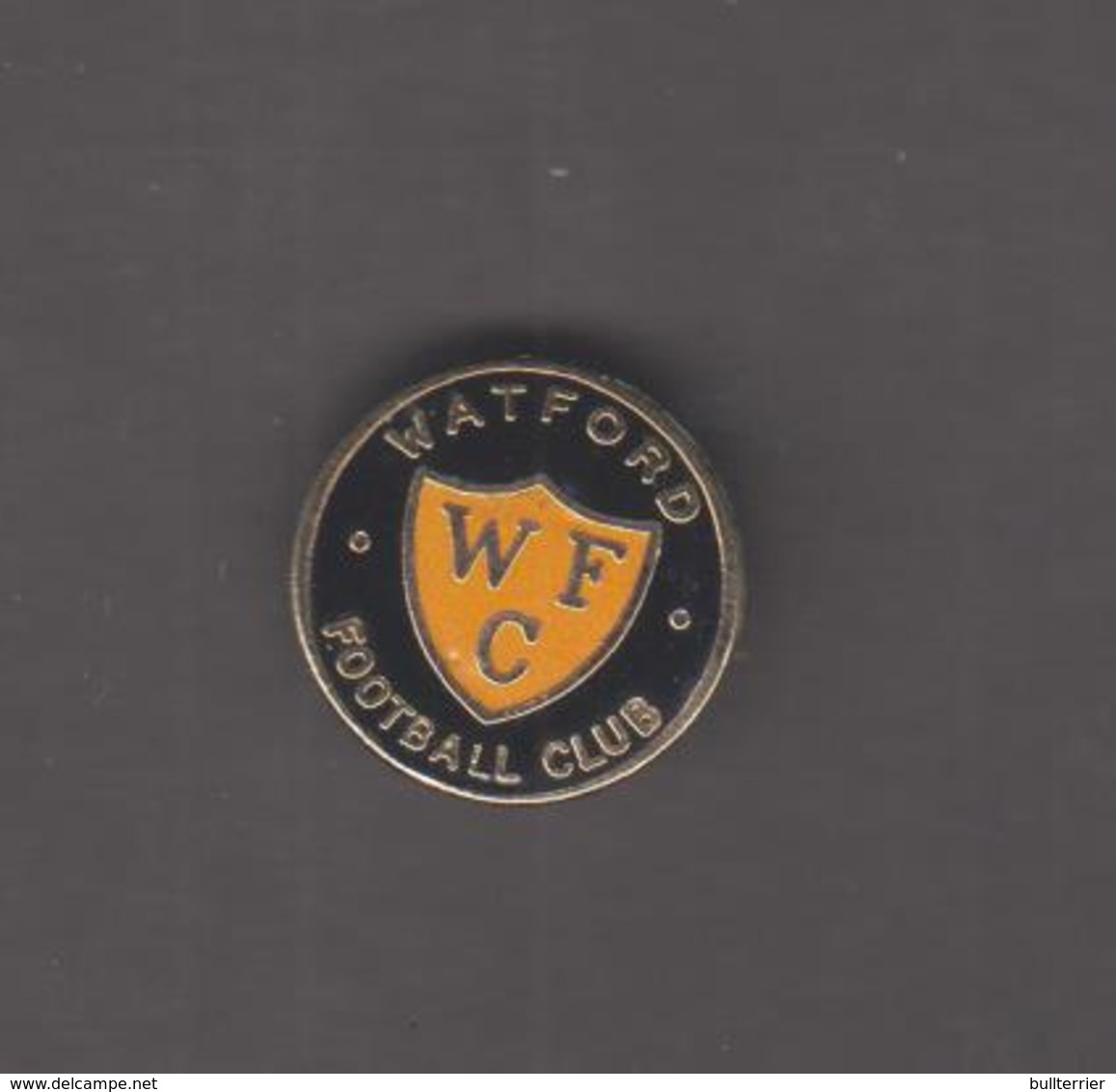 WATFORD FC - BLACK & YELLOW  METAL  BADGE ,FINE CONDITION, OVER 50 YEARS OLD - Fussball