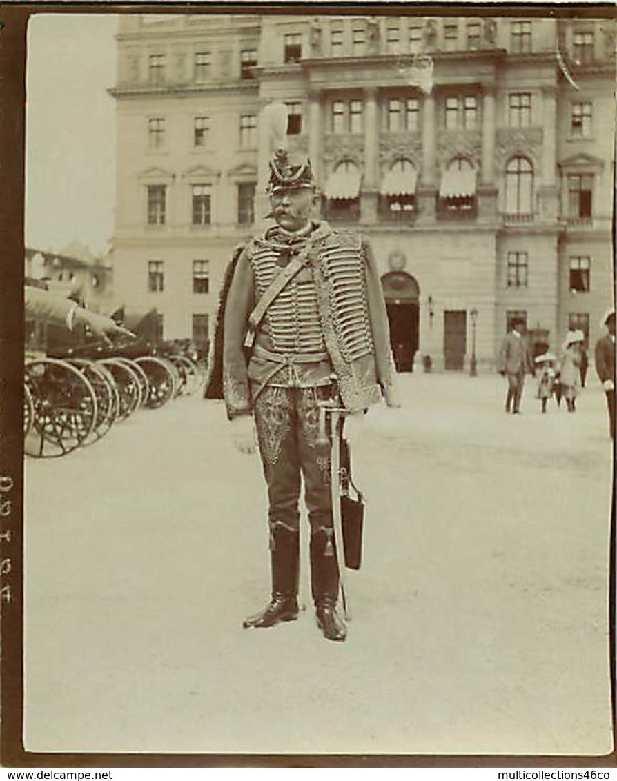 010919 - PHOTO ANCIENNE - SERBIE AUTRICHE HONGRIE PAYS DE L'EST ? MILITARIA  Uniforme - Homme Moustachu Képi Plume - Guerra, Militares