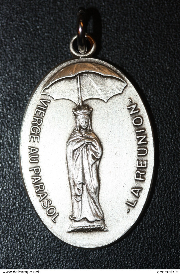 Beau Pendentif Médaille Religieuse "Notre-Dame Des Laves / Vierge Au Parasol - Ile De La Réunion" Religious Medal - Religion & Esotérisme