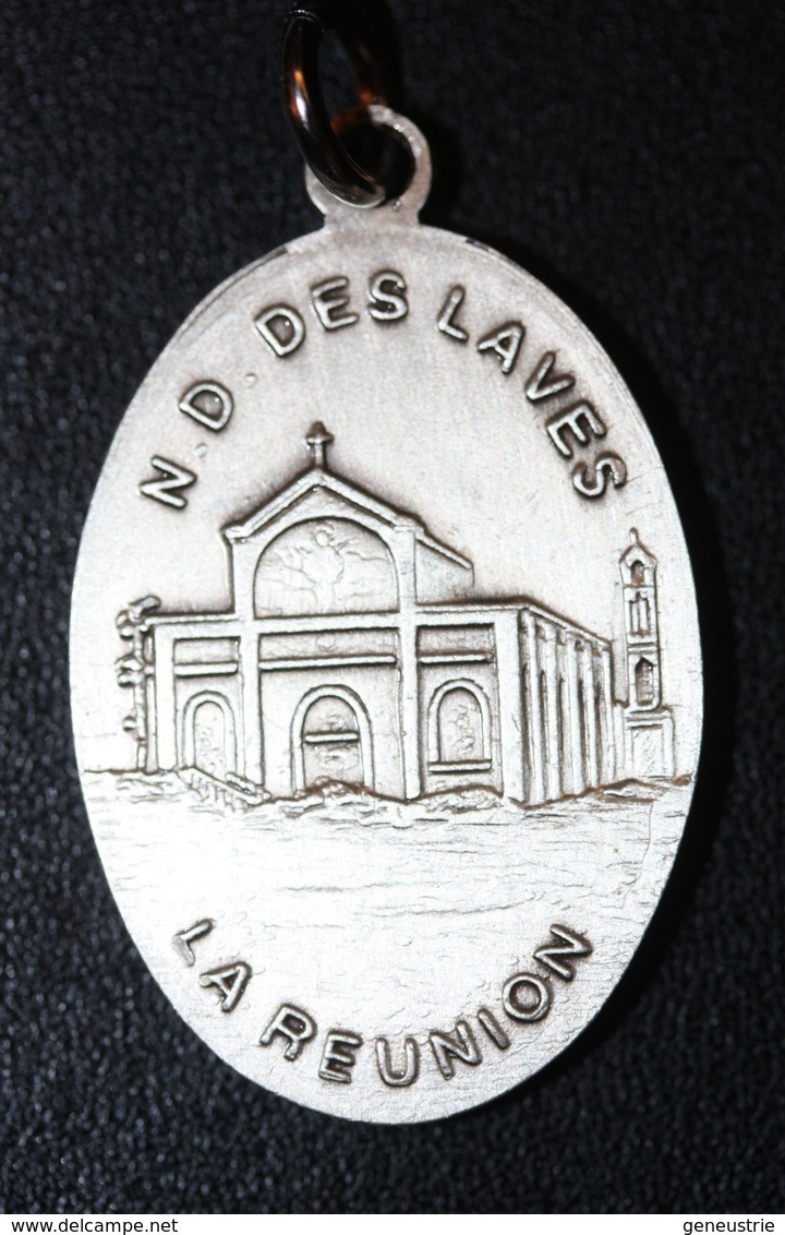 Beau Pendentif Médaille Religieuse "Notre-Dame Des Laves / Vierge Au Parasol - Ile De La Réunion" Religious Medal - Religion & Esotérisme