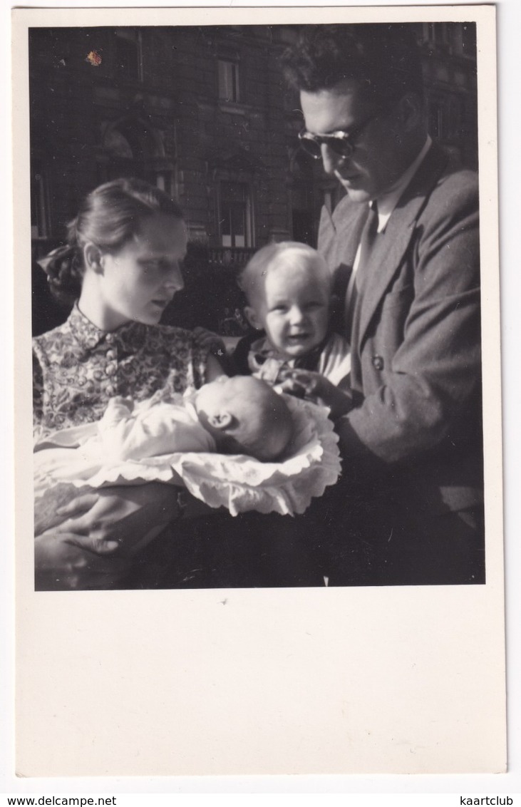 BABY Amidst Of A Family, Mother, Father, Son - (Aug. 1951) - Portretten