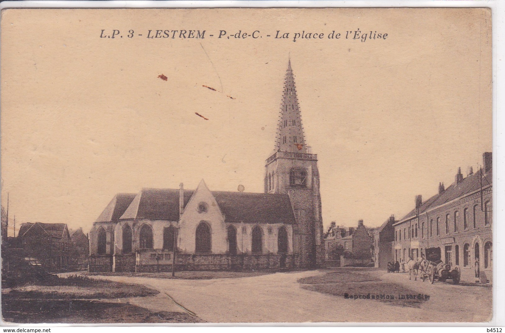 62 LESTREM La Place De L'église ,attelage Chevaux Avec Chariot Contenant Des Futs Devant Commerce ,circulée En 1940 - Autres & Non Classés