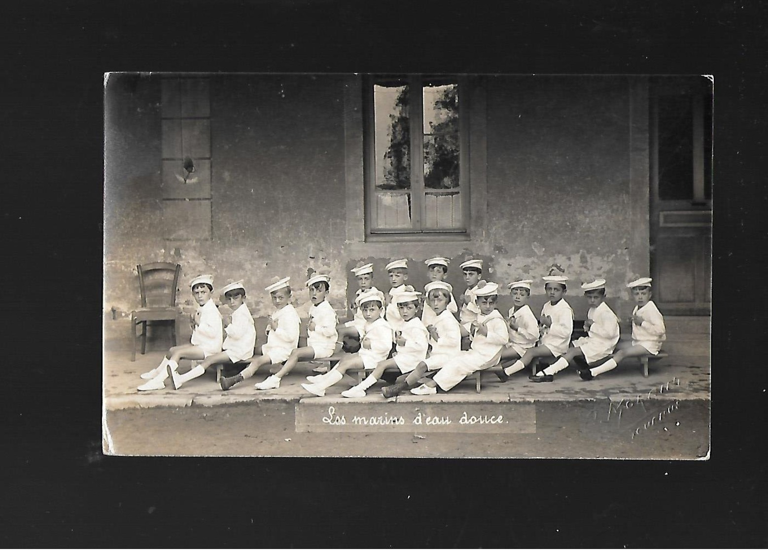 CARTE PHOTO DE L ECOLE MATERNELLE DE TOURNUS EN 1927 - Otros & Sin Clasificación