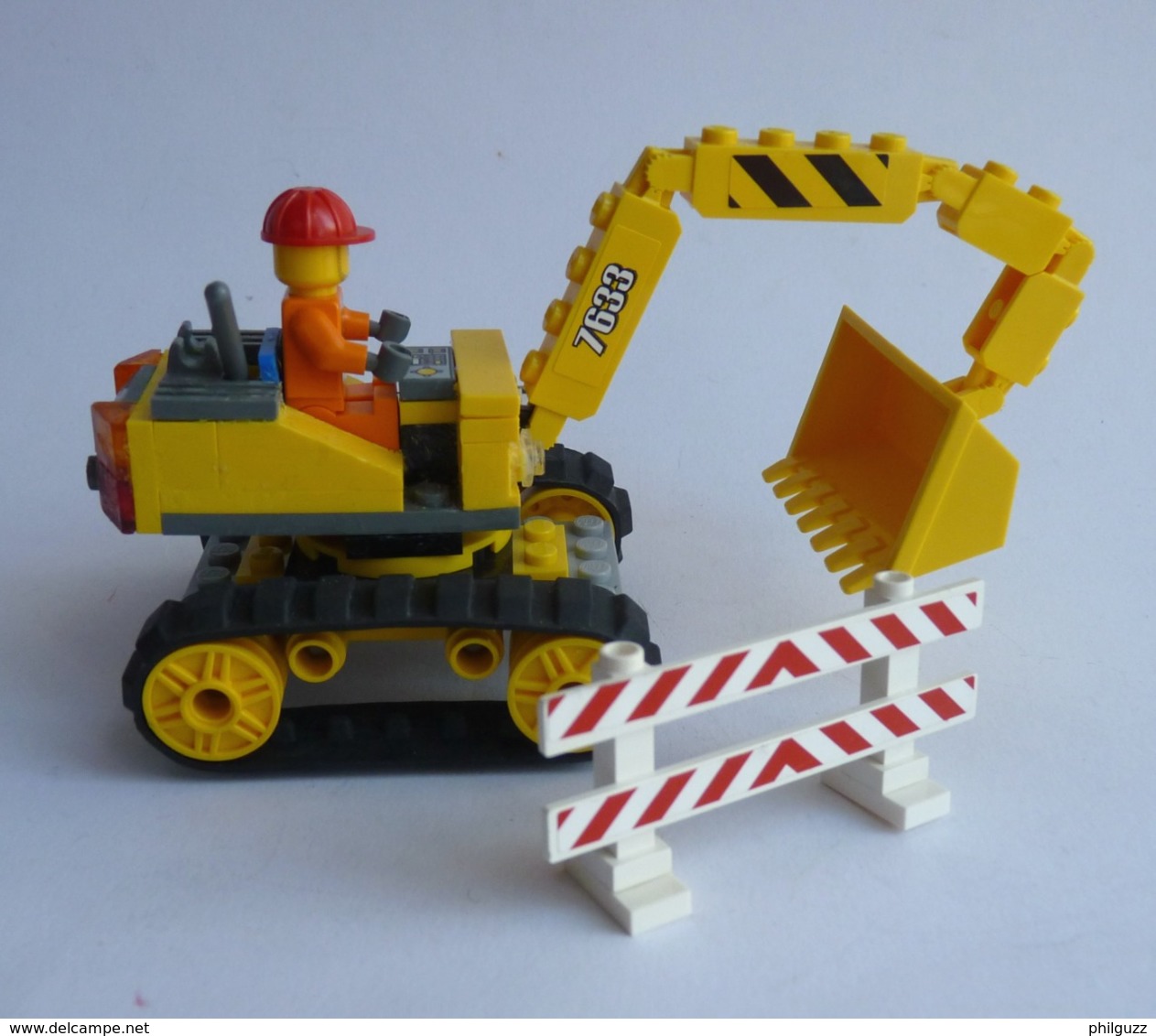 FIGURINE LEGO CITY 7633 CONSTRUCTION DE SITE CAMION GRUE IMMEUBLE MONTE CHARGE SEMI DE TRANSPORT ET PELLETEUSE légo