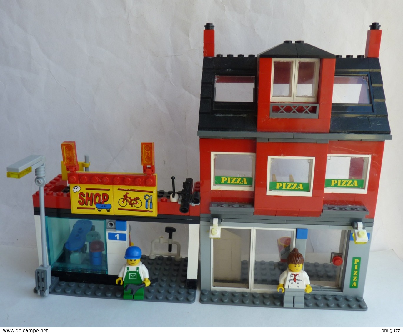 Sur 2 PHOTOS FIGURINE LEGO CITY 7641 STATION DE BUS AUTOBUS ET MAISONS - Figures