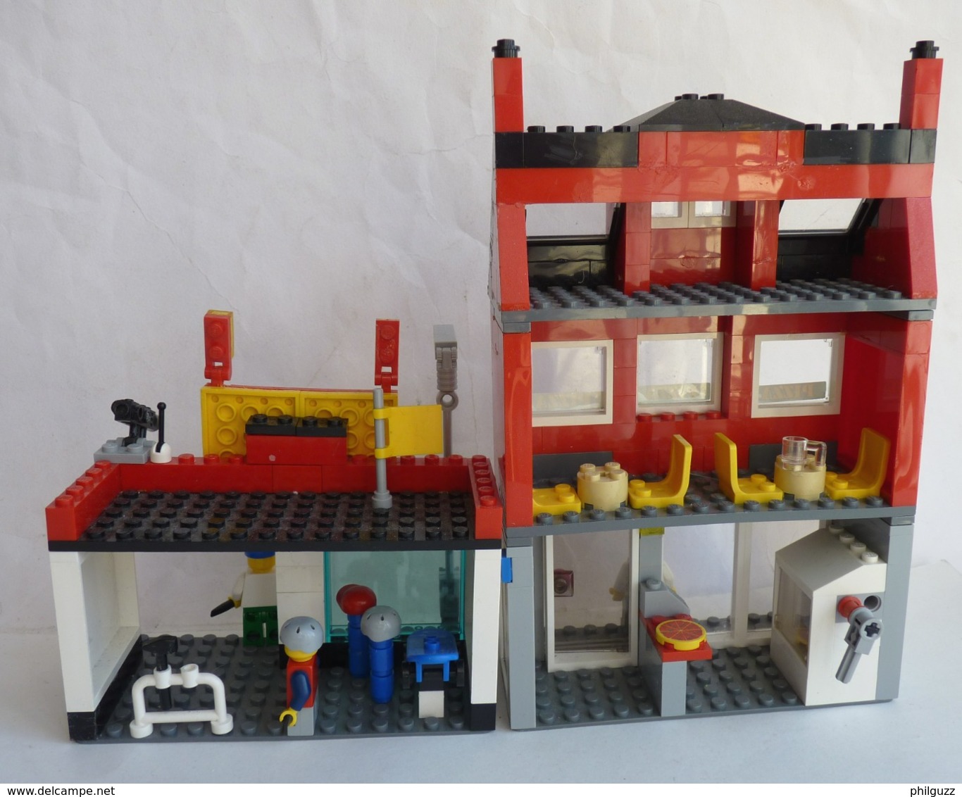 Sur 2 PHOTOS FIGURINE LEGO CITY 7641 STATION DE BUS AUTOBUS ET MAISONS - Figures