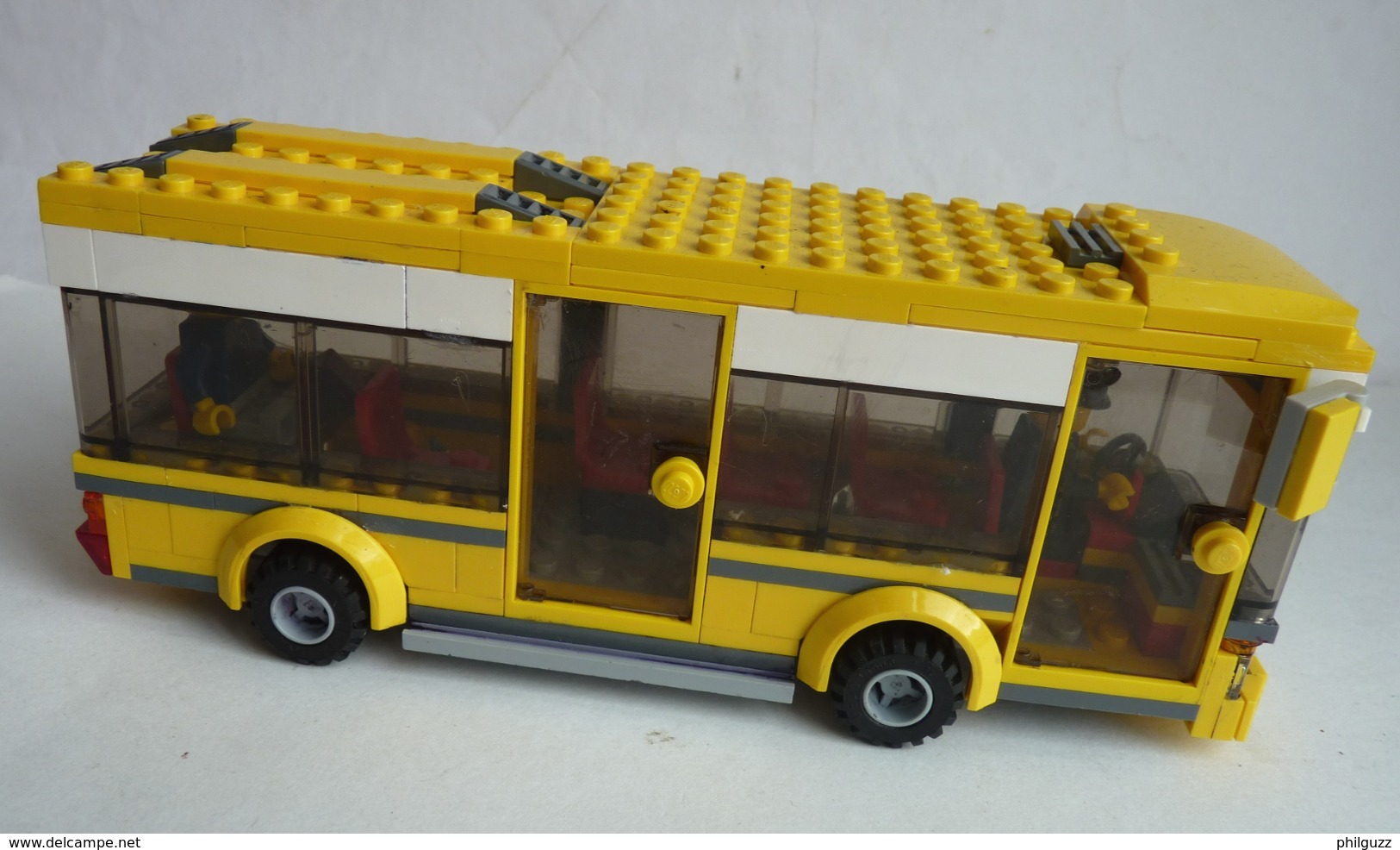 Sur 2 PHOTOS FIGURINE LEGO CITY 7641 STATION DE BUS AUTOBUS ET MAISONS - Figurines