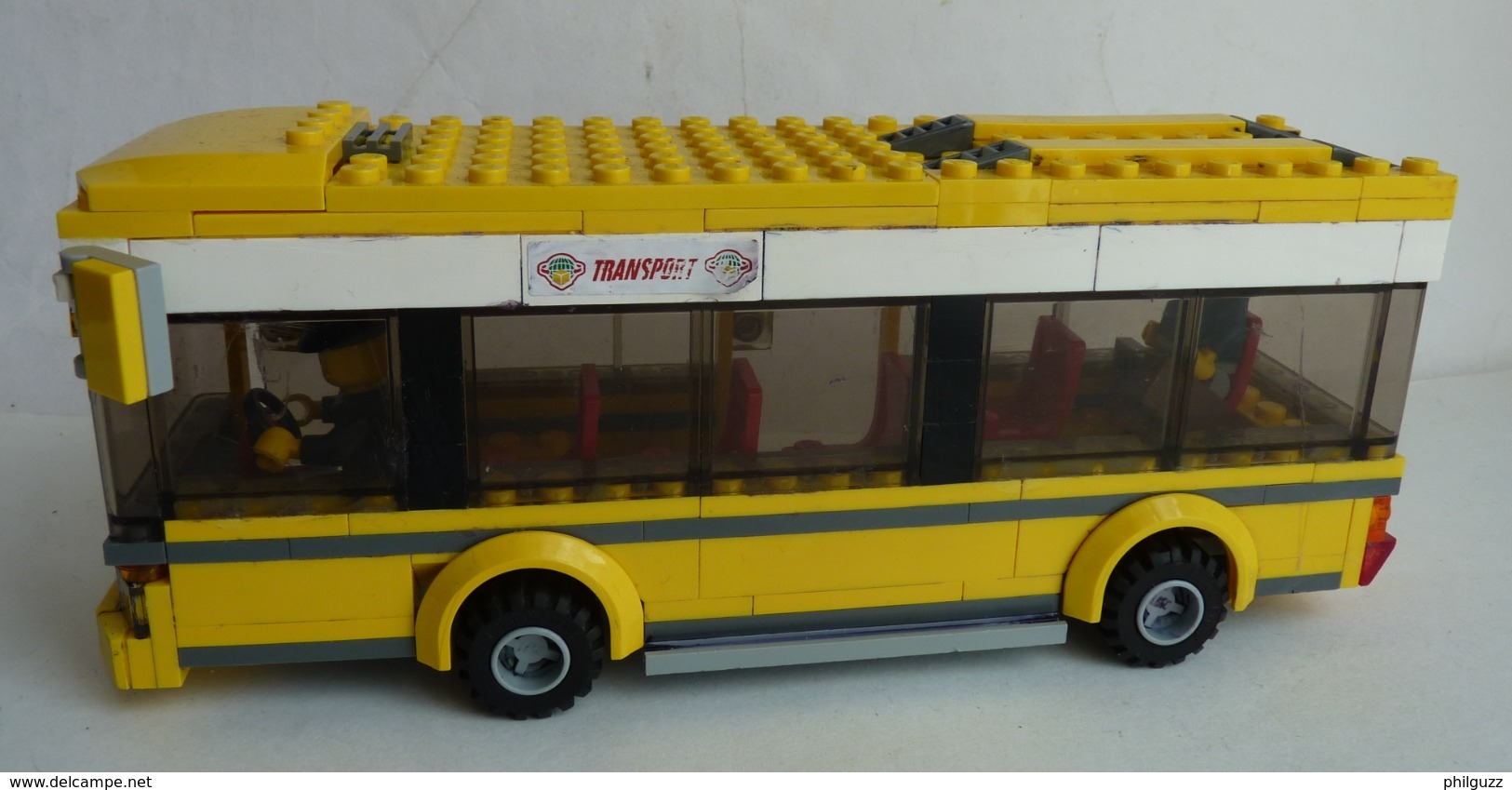 sur 2 PHOTOS FIGURINE LEGO CITY 7641 STATION DE BUS AUTOBUS ET MAISONS