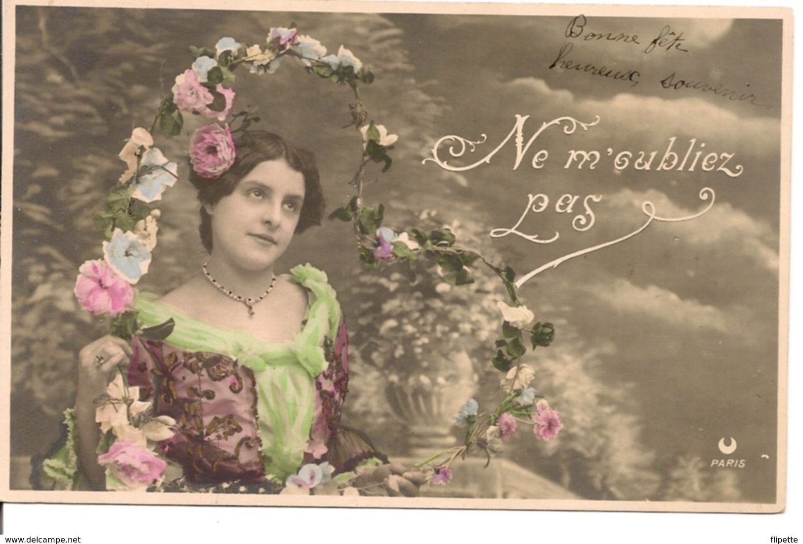 L60A342 -  Jeune Femme Avec Un Arceau De Fleurs  - Croissant - Vrouwen