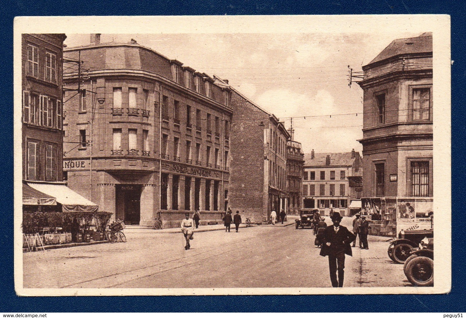 08. Sedan. Place Goulden. Café. Banque Société Nancéienne. Passants, Voitures . - Sedan