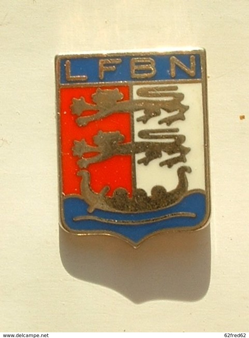 PIN'S  FOOTBALL -  LIGUE DE BASSE NORMANDIE FOND COULEUR ARGENT - EMAIL - Football