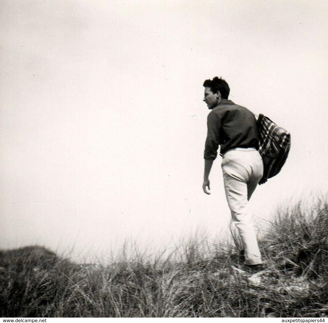 4 Photos Carrées Originales Gay & Playboy Solitaire à La Plage - Pensif & Romantique En Mal D'Amour En 1963 - Personnes Anonymes