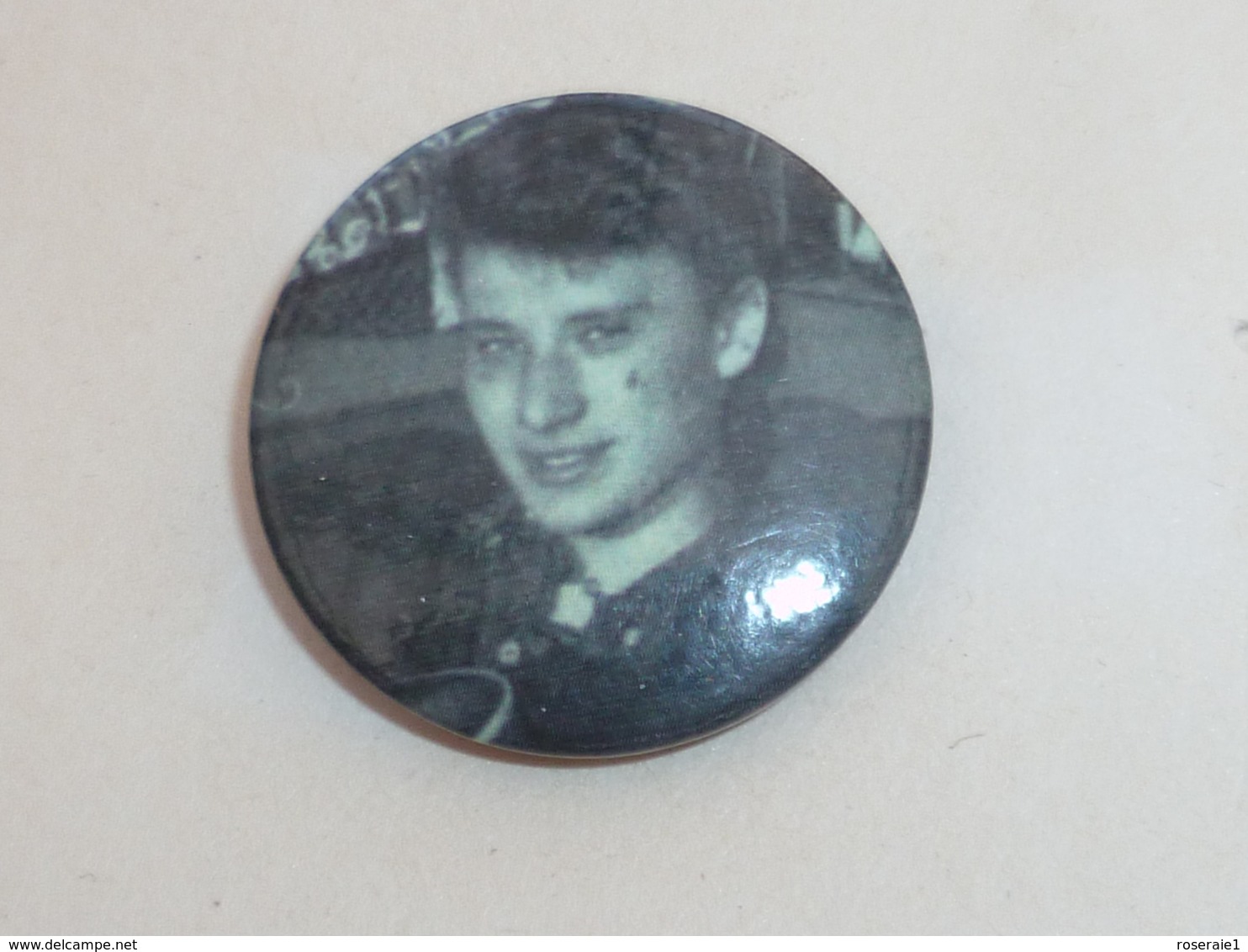 BADGE JOHNNY HALLYDAY  02 - Musique