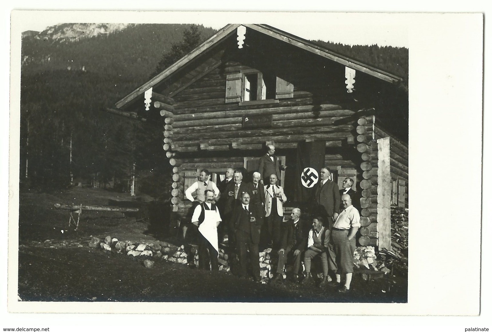 Berghütte Mit Personen Vor Hakenkreuzflagge Obersalzberg? Foto-AK Um 1940 - Weltkrieg 1939-45