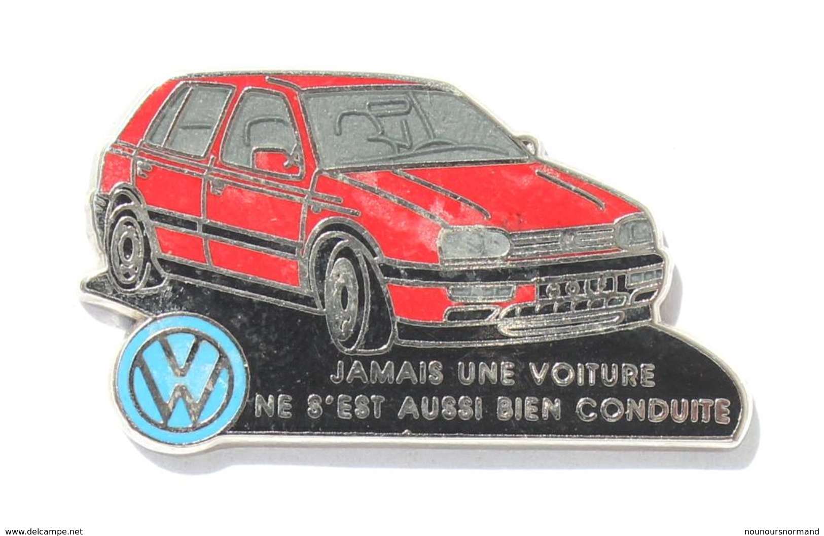 Pin's VOLKSWAGEN GOLF ROUGE - Jamais Une Voiture Ne S'est Aussi Bien Conduite - Zamac - Decat - I607 - Volkswagen