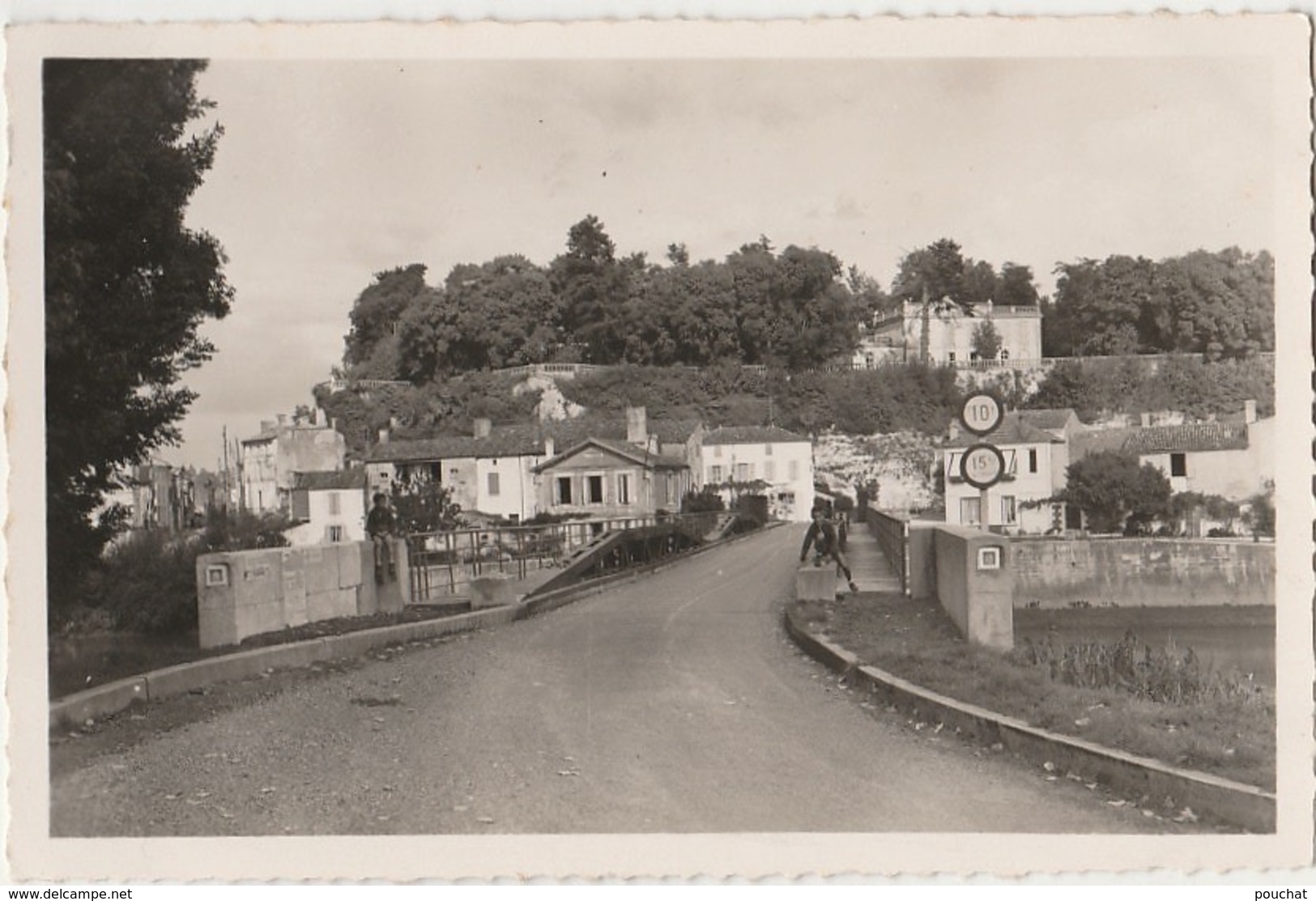 E15-17) TAILLEBOURG (CHARENTE MARITIME) COTE OUEST - TERRASSE DU CHATEAU ET PONT SUR LA CHARENTE - (2 SCANS) - Autres & Non Classés