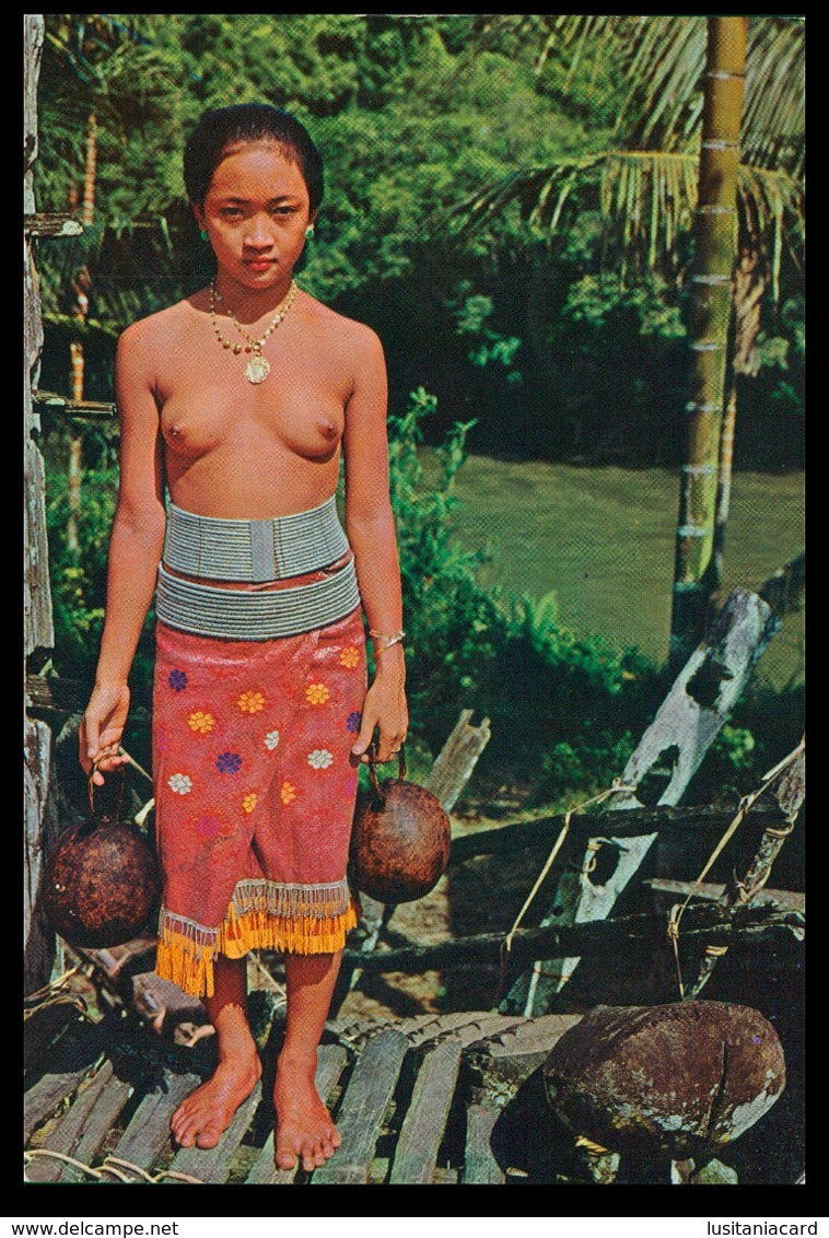 MALASIA - SARAWAK - NIKED WOMAN- "An Iban Dayak Beauty Carring Water For Household Use" (Ed. S. W. Nº 606) Carte Postale - Malaysia