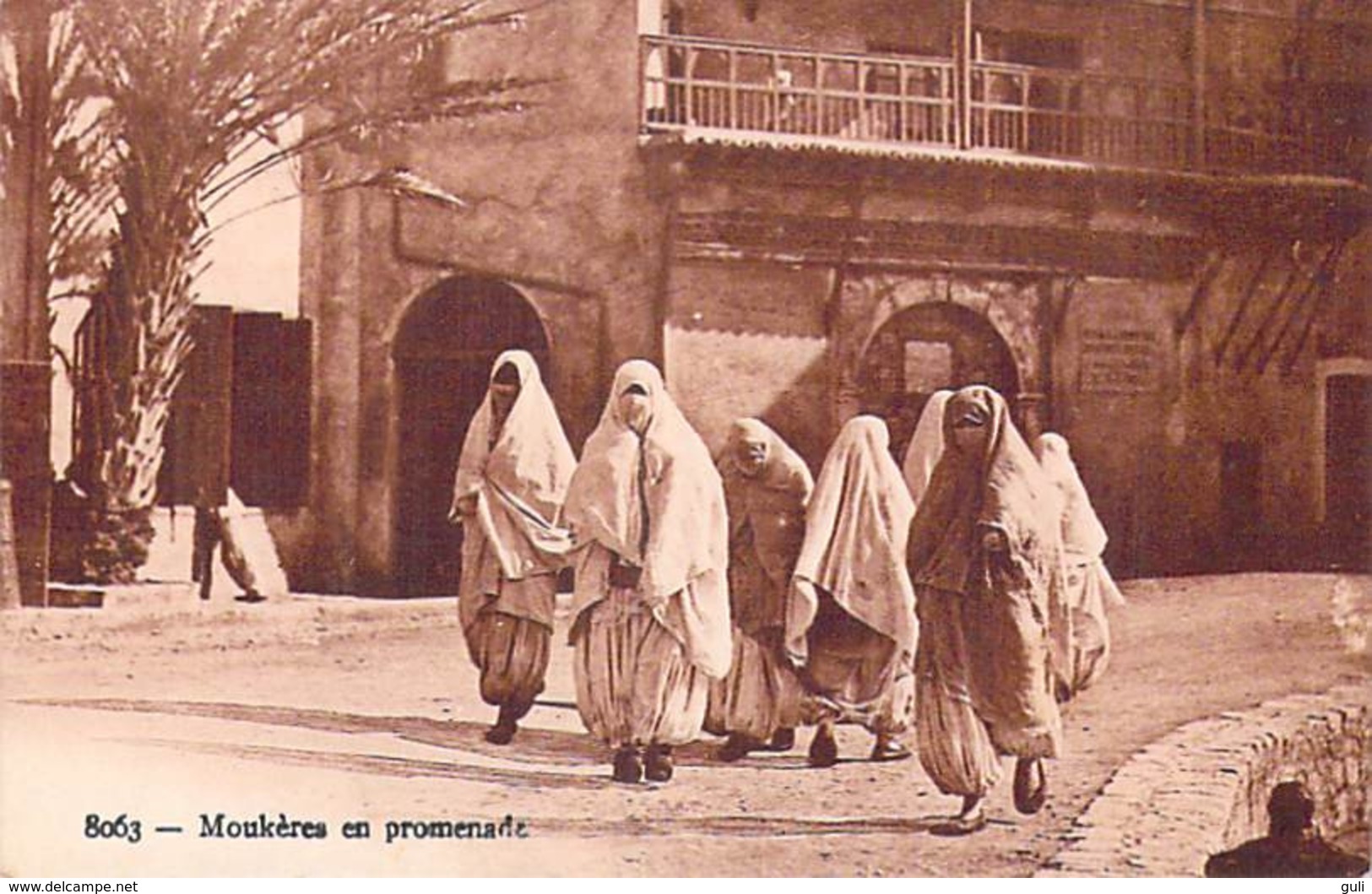 Algérie  (femme Femmes Maghrébines) Moukères En Promenade (1)  (-- Edition  A.D.I.A 8063)*PRIX FIXE - Femmes