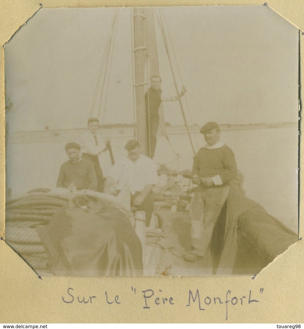 2 Photos. Pêcheurs Sur Un Bateau : Le " Père Monfort " Vers Les Sables D'Olonne. - Beroepen