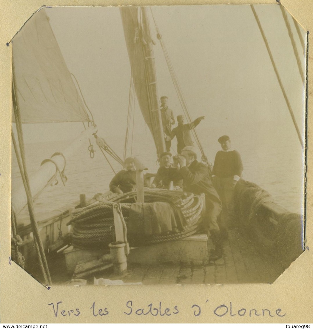 2 Photos. Pêcheurs Sur Un Bateau : Le " Père Monfort " Vers Les Sables D'Olonne. - Beroepen